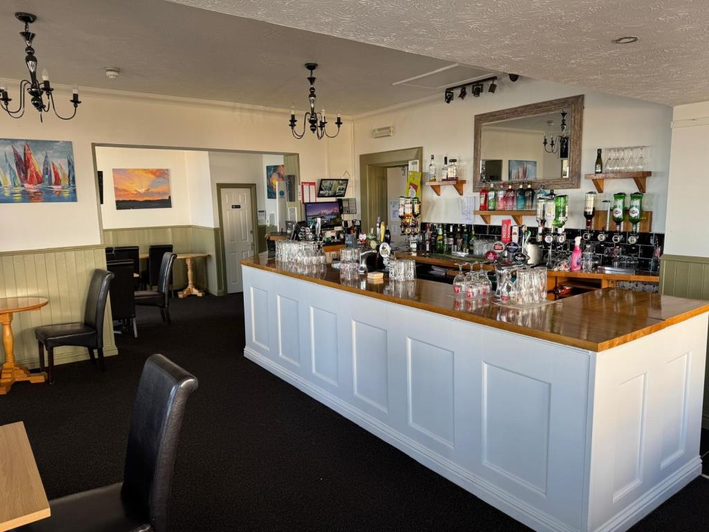 Lot: 89 - FREEHOLD CLIFF TOP HOTEL WITH TWENTY EN-SUITE GUEST ROOMS AND STUNNING VIEWS - The Licensed bar